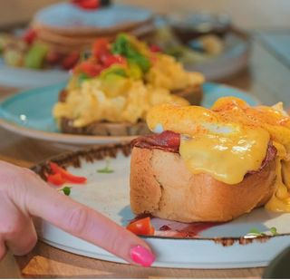 French Brioche Huevo Benedict Bacon