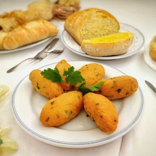 Pasteis de bacalhau com arroz tomate