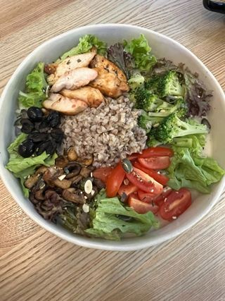 Боул з гречкою, курочкою та грибами