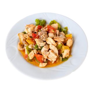 Revuelto De Carne De Pollo Picada Con Verduras Variadas