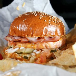 BACON SPLASH BURGER DE POLLO con PATATAS FRITAS