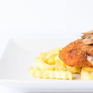 Pechuga De Pollo Empanada Con Salsa Castellana