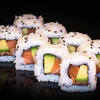 Uramaki Sake Avocado