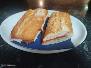 Bocadillo Jamón Con Tomate