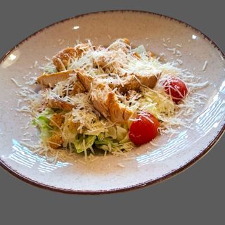 Салата Цезар с пиле и чери доматки - 300 гр.
