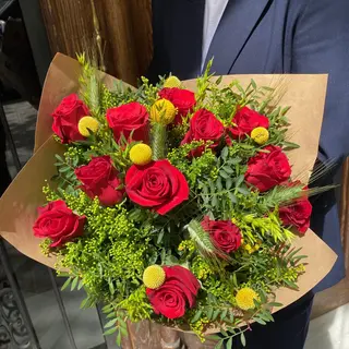 Sunny Sant Jordi Bouquet - 12 Rosas
