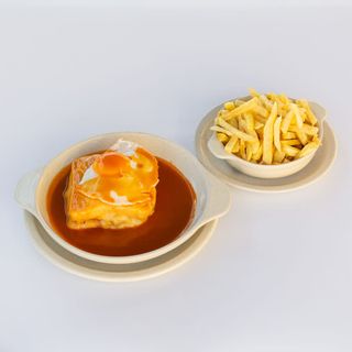Francesinha Especial com Batata e Ovo