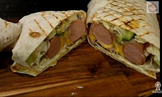 საფირმო შაურმა სოსისებით და სალათით, დიდი