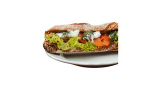 Kanapka łosoś wędzony z twarożkiem