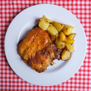 Ribs al peperoncino, salsa BBQ e patate al forno 