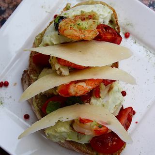 Брускети з креветками та мусом із авокадо (150 г)