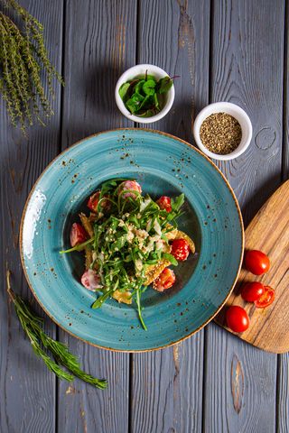 Теплый салат с баклажанами рукколой и ореховым соусом (350г)