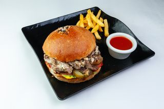 Бургер с курицей в кляре с картофелем фри