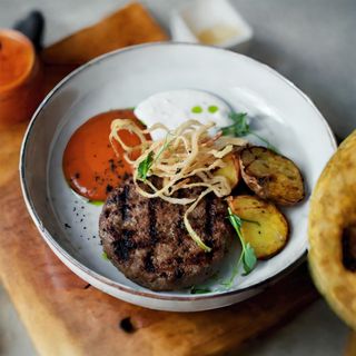 Филе-миньон из говядины с картофелем грильи сливочно-грибным соусом