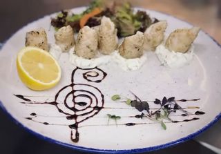 Calamar tub cu sos tzatziki