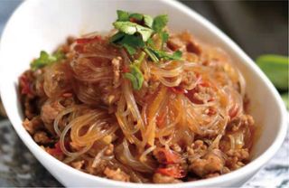 Spaghetti di soia con carne piccante