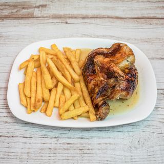 Medio pollo asado + patatas y arroz + bebida