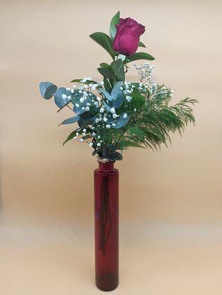 Rosa roja de 70 cm. arreglada con jarrón de cristal.