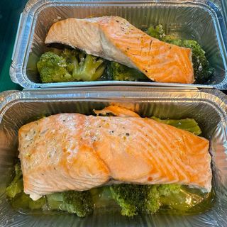 Сьомга филе с броколи на пара (300г)