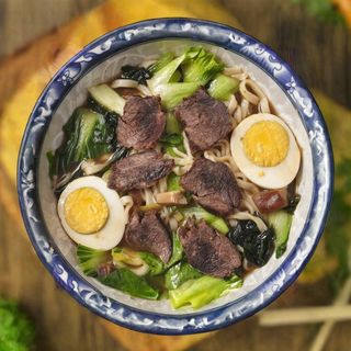 26. Ramen di manzo con verdure e uova