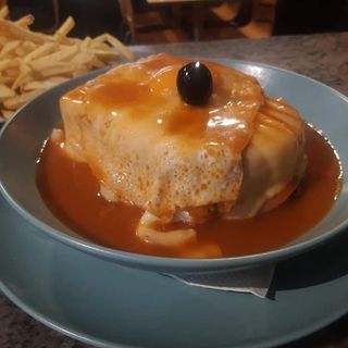 Meia Francesinha Especial com Batata, bife e ovo