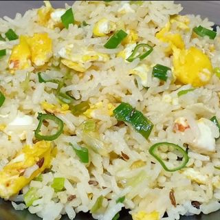 Arroz basmati frito con cebolla y huevo 