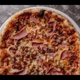 77. Pizza Carnívora