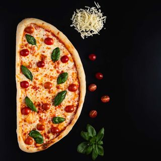 Pizza Margherita half +1 sos dulce inclus