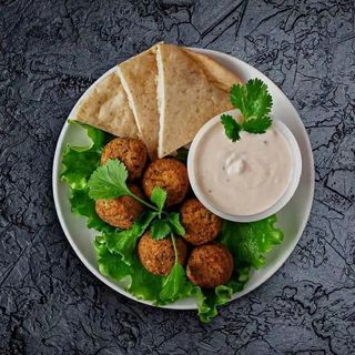 FALAFEL,HUMMUS,PAO TURCO E BATATA.