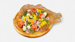 Ассорти малосольной рыбы с мятым картофелем