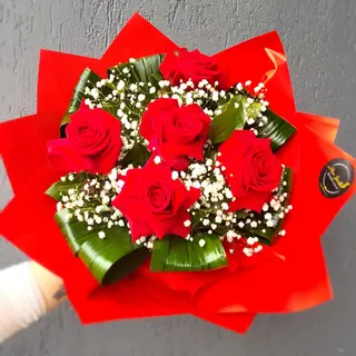 Buchet cu 5 trandafiri roșii cu petale întoarse 