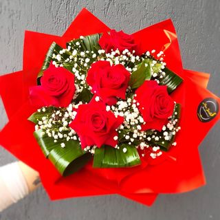 Buchet cu 5 trandafiri roșii cu petale întoarse 