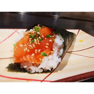 83. Temaki Salmón Macerado (1 Pza.)