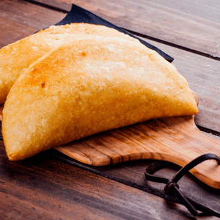 PACK 2 EMPANADAS CLÁSICAS + 1 BEBIDA + 1 SALSA