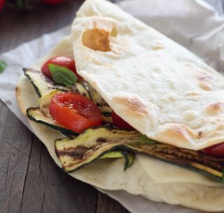 Piadina con mozzarella e verdure grigliate
