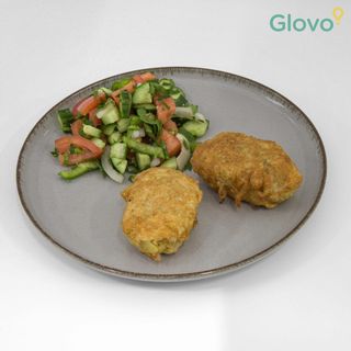 Картофени кюфтета със салата и десерт по избор