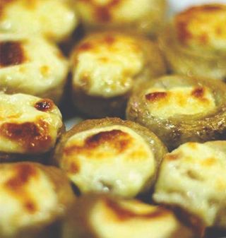 გამომცხვარი სოკოს ქუდები სულგუნით