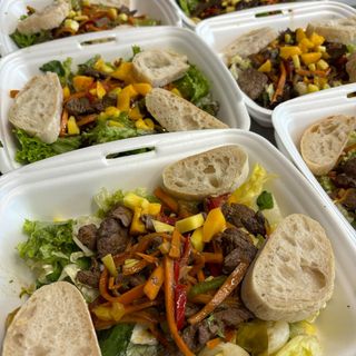 Sałatka z grillowaną wołowiną 