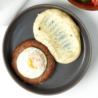 Бифштекс  с яйцом (гарнир пюре)