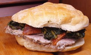 Panino con porchetta e cicoria