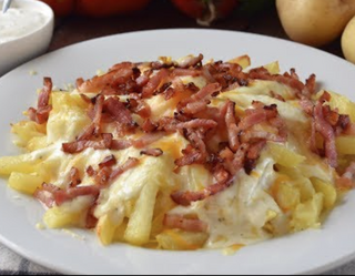 Ración De Patatas Con Bacon Y Queso