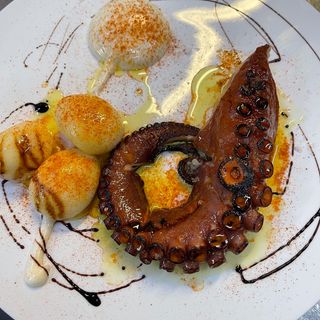 Pulpo A La Brasa Con Alioli De Pimentón