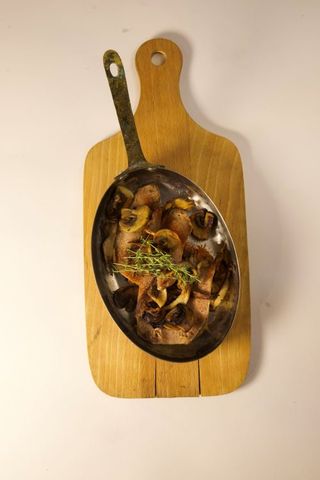 Телешки език в масло, гъби, билки и пушен пипер