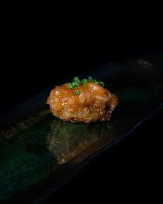 Crujiente con tartar de salmón