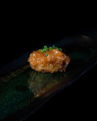 Crujiente con tartar de salmón