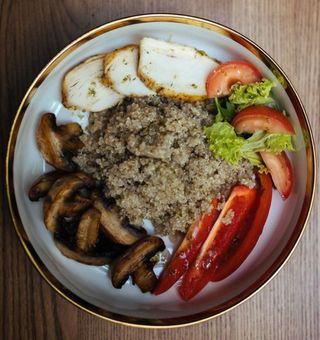 Боул з печеним курчам, печерицями та кіноа (330г)