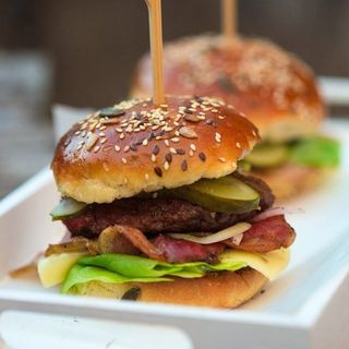 Burger Black Angus cu cartofi in crusta de carbuni si sos