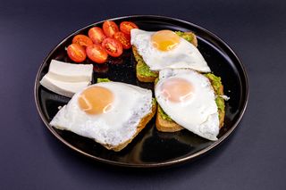 Jaja na oko sa avokado namazom i kozjim sirom