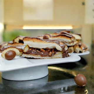 Калцоне с ябълки, шоколад, печени орехи и канела (330г)