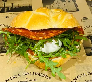 Panino con ventricina, burrata e rucola
